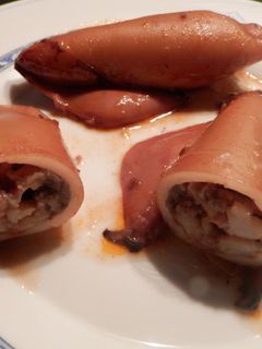 Una foto de Calamares rellenos de gambas y berenjena