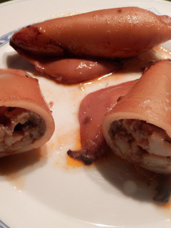 Una foto de Calamares rellenos de gambas y berenjena