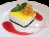 Cheesecake de chocolate blanco y limón con coulis de frutillas y cáscaras confitadas de cítricos