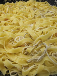 Una foto de Fetuchinis con gulas y gambas