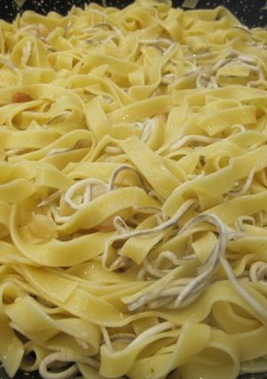 Una foto de Fetuchinis con gulas y gambas