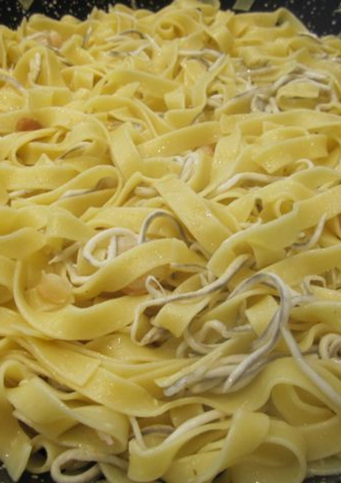 Una foto de Fetuchinis con gulas y gambas
