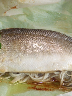 Una foto de Lubina rellena de gulas y gambitas en papillote