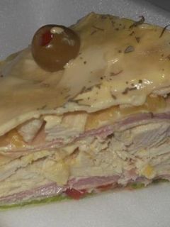 Una foto de Crepes superpuestos en torre