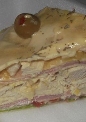Una foto de Crepes superpuestos en torre