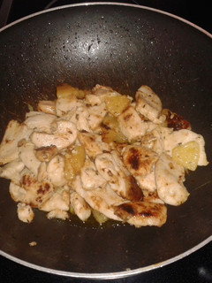 Una foto de Wok de pollo con piña en salsa de Bavaria Blu