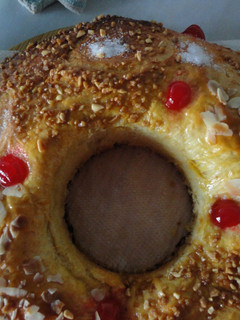 Una foto de Roscón de Reyes con levadura fresca