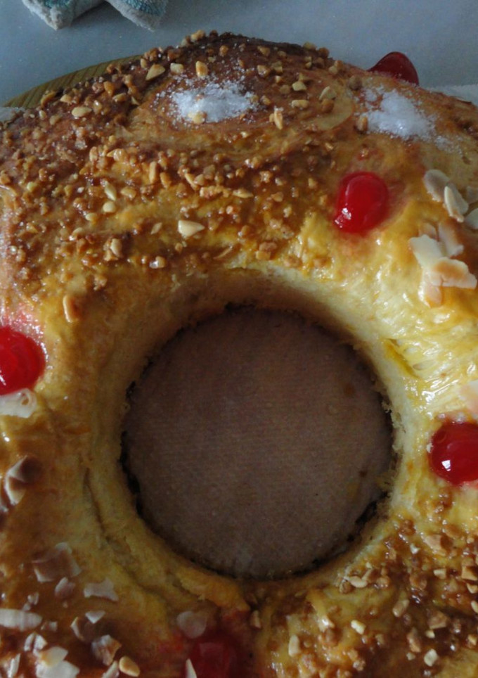 Una foto de Roscón de Reyes con levadura fresca