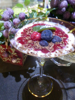 Foto principal de Postre yogur con salsa de frambuesas y arándanos