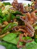 Ensalada con puntillitas crujientes