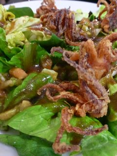 Una foto de Ensalada con puntillitas crujientes
