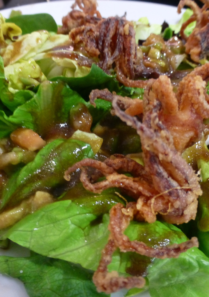 Una foto de Ensalada con puntillitas crujientes
