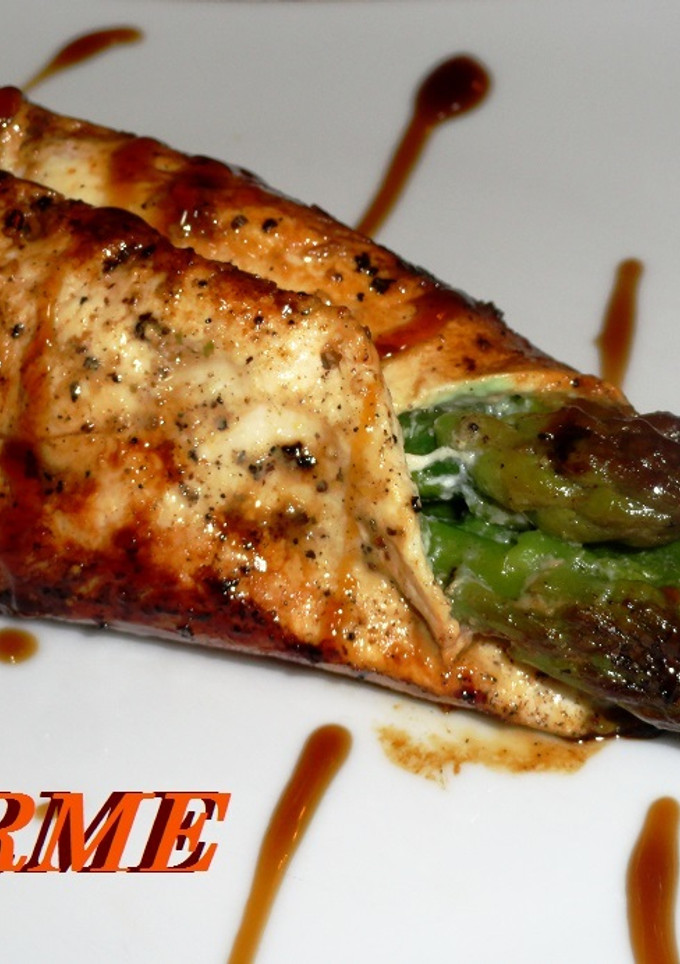 Una foto de Rollo de pechuga de pollo con espárragos