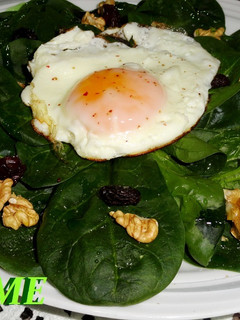 Una foto de Ensalada de espinacas con huevo a la plancha