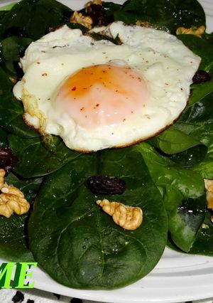 Una foto de Ensalada de espinacas con huevo a la plancha