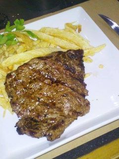 Una foto de Bife de chorizo con papas fritas