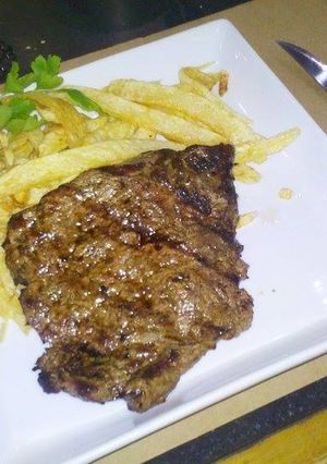 Una foto de Bife de chorizo con papas fritas