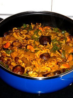 Una foto de Fideuà con setas y mejillones