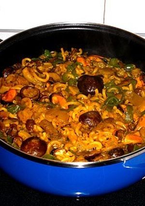 Una foto de Fideuà con setas y mejillones