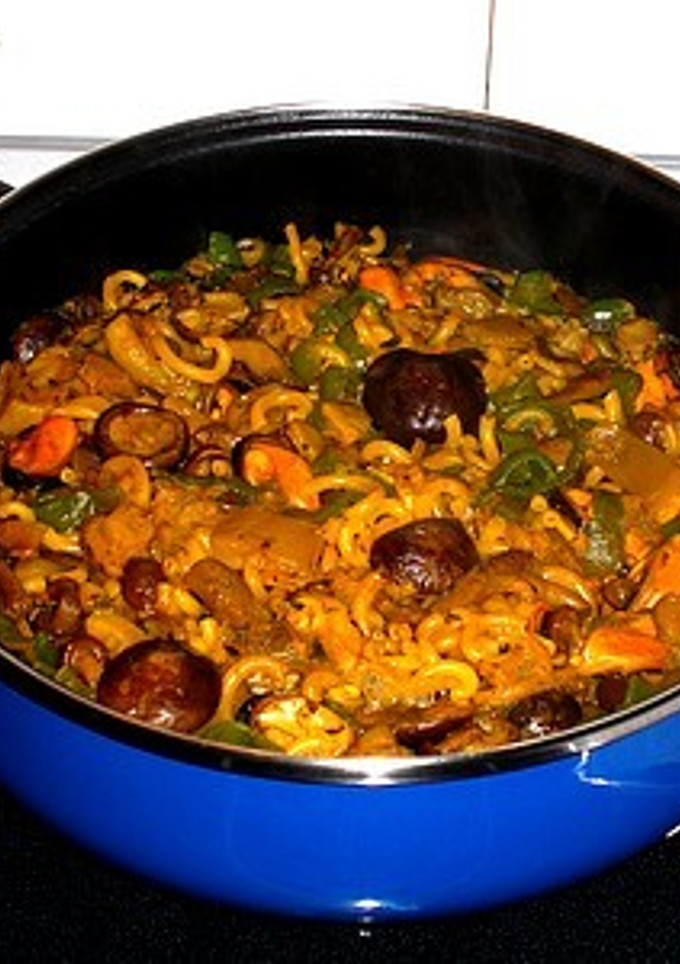 Una foto de Fideuà con setas y mejillones