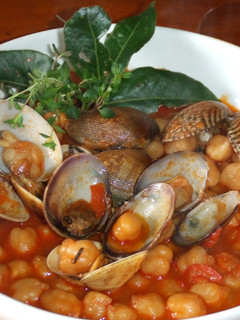 Una foto de Guiso de garbanzos con almejas