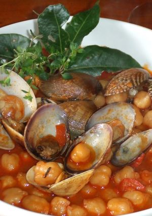 Una foto de Guiso de garbanzos con almejas