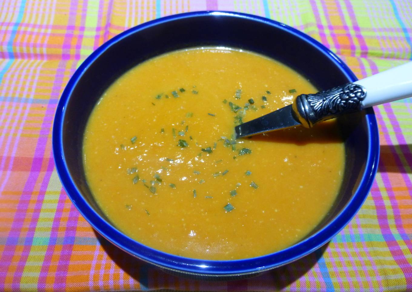 Crema de calabaza con salsa de nata y yema<br />