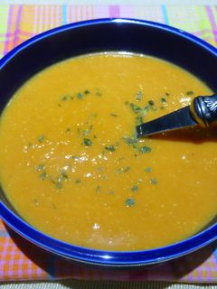 Una foto de Crema de calabaza con salsa de nata y yema