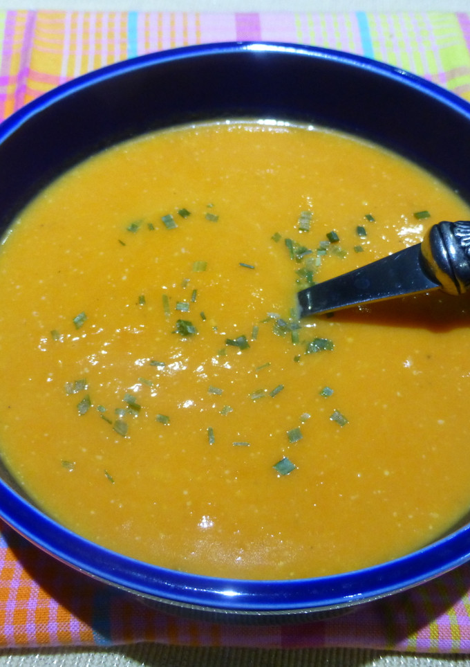Una foto de Crema de calabaza con salsa de nata y yema
