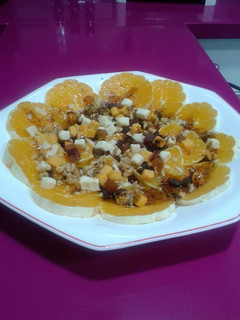 Una foto de Ensalada de naranja de la huerta con frutos secos y queso