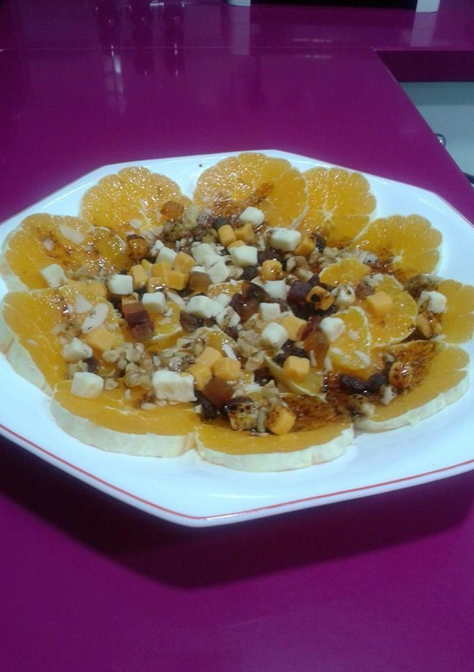 Una foto de Ensalada de naranja de la huerta con frutos secos y queso