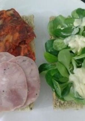 Una foto de Bocata de chorizo y butifarra catalana