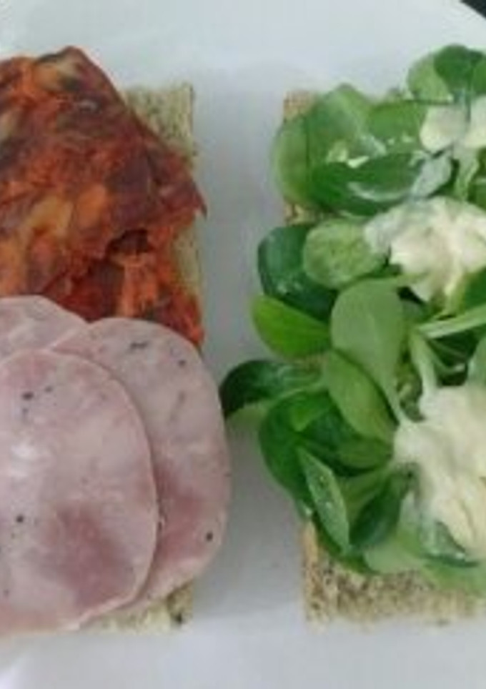 Una foto de Bocata de chorizo y butifarra catalana