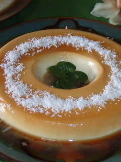 Una foto de Flan de queso fresco y coco al aroma de ron