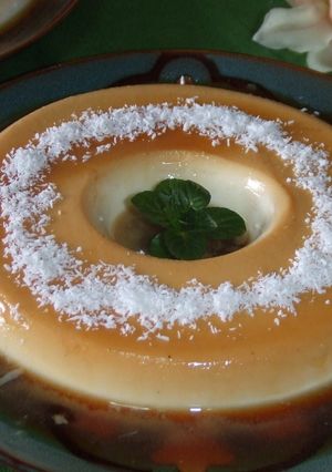 Una foto de Flan de queso fresco y coco al aroma de ron