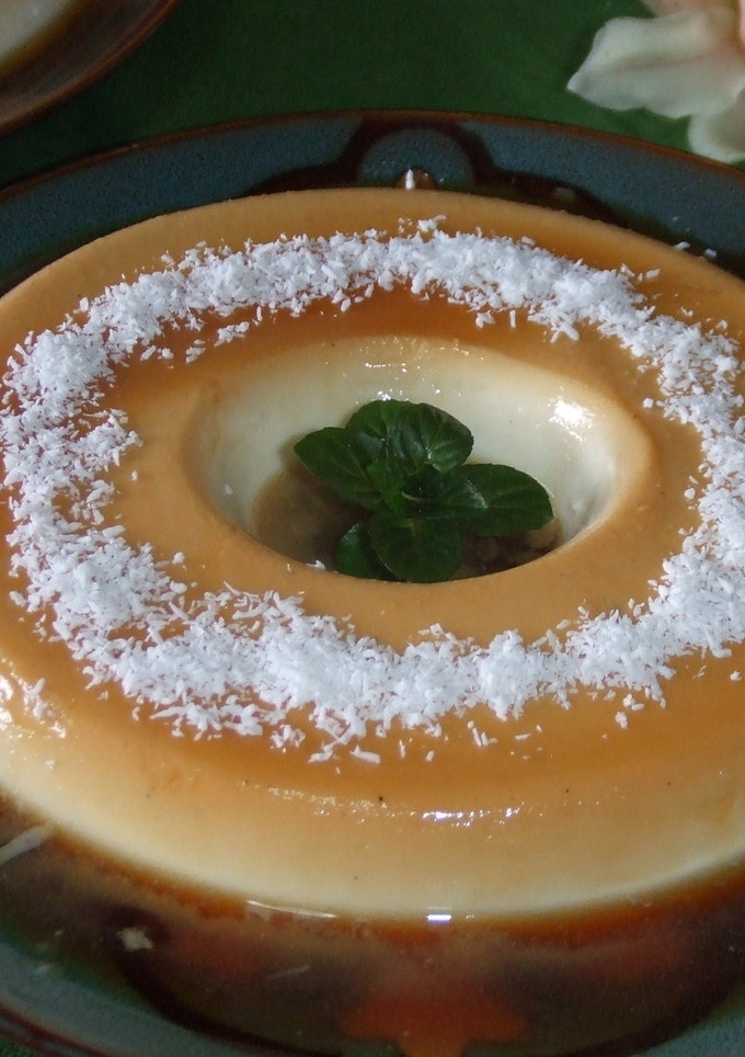 Una foto de Flan de queso fresco y coco al aroma de ron