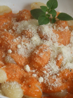 Una foto de Ñoquis caseros con salsa de tomate a la crema