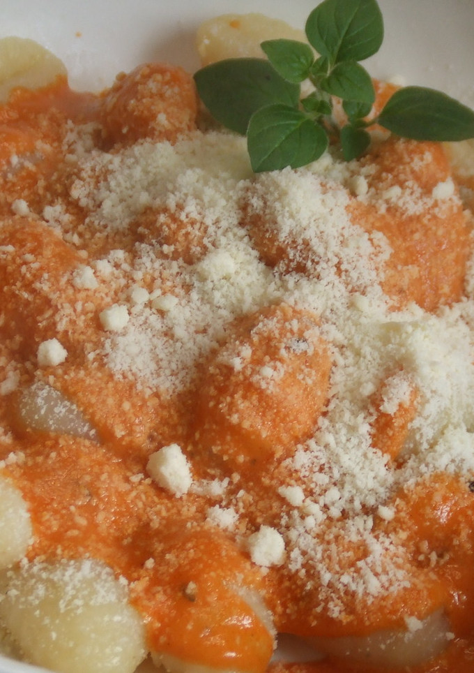 Una foto de Ñoquis caseros con salsa de tomate a la crema