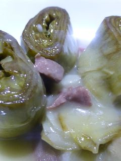 Una foto de Alcachofas con salsa y jamón