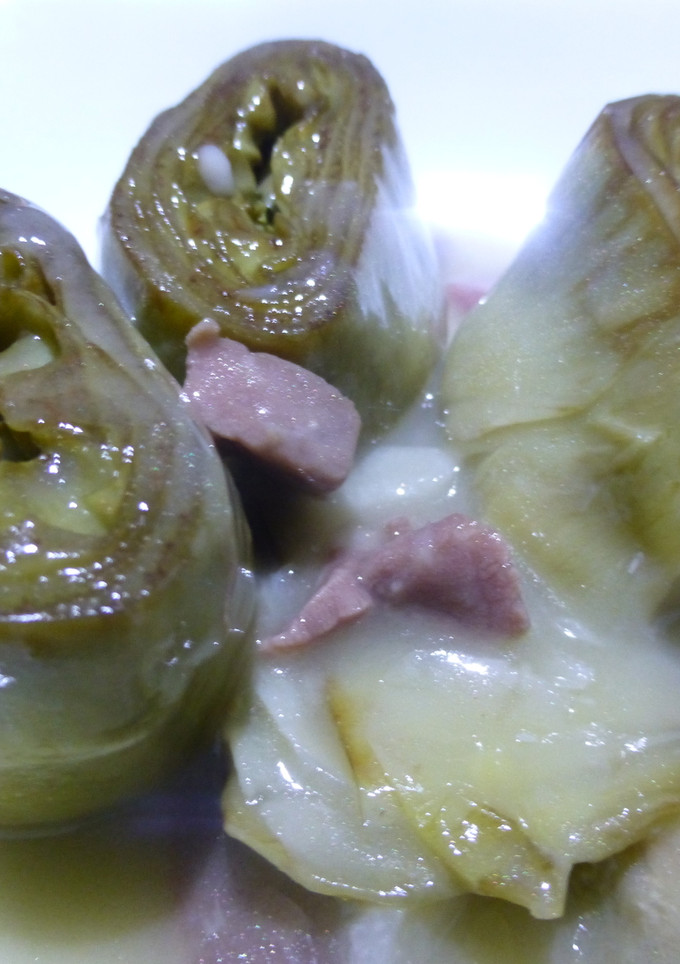 Una foto de Alcachofas con salsa y jamón