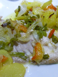 Una foto de Chicharro al horno con verduras