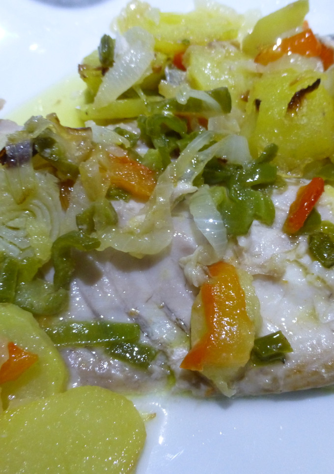 Una foto de Chicharro al horno con verduras