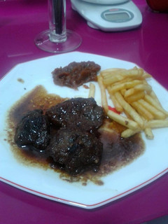 Una foto de Carrillada al vino tinto con crema de membrillo