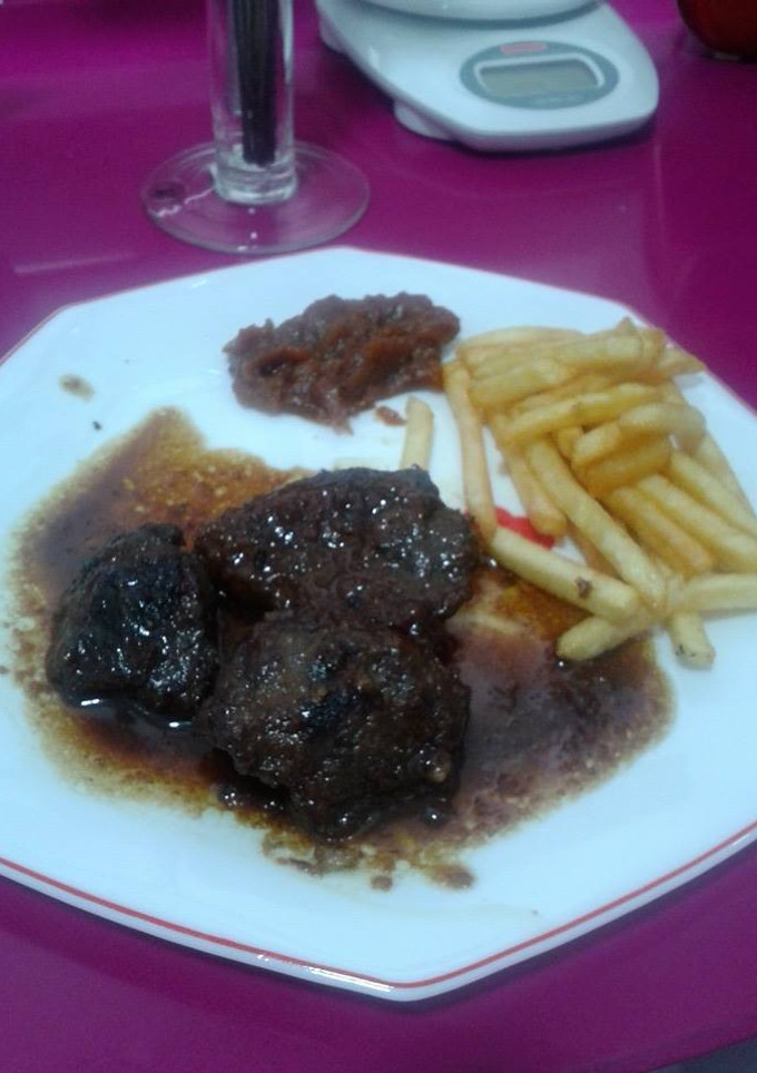 Una foto de Carrillada al vino tinto con crema de membrillo