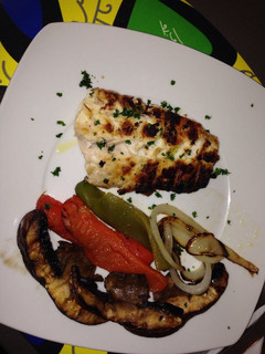 Una foto de Mero a la plancha con verduras calientes
