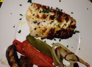 Una foto de Mero a la plancha con verduras calientes