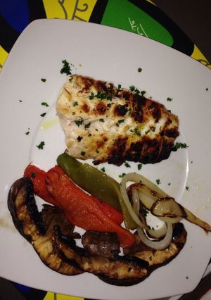 Una foto de Mero a la plancha con verduras calientes