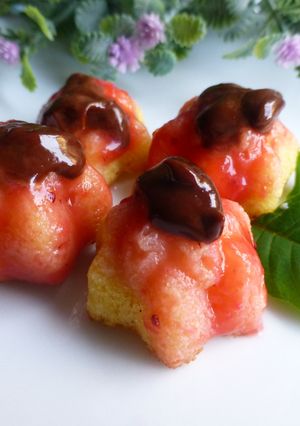 Una foto de Bizcochitos de avellana bañados en frambuesa y chocolate
