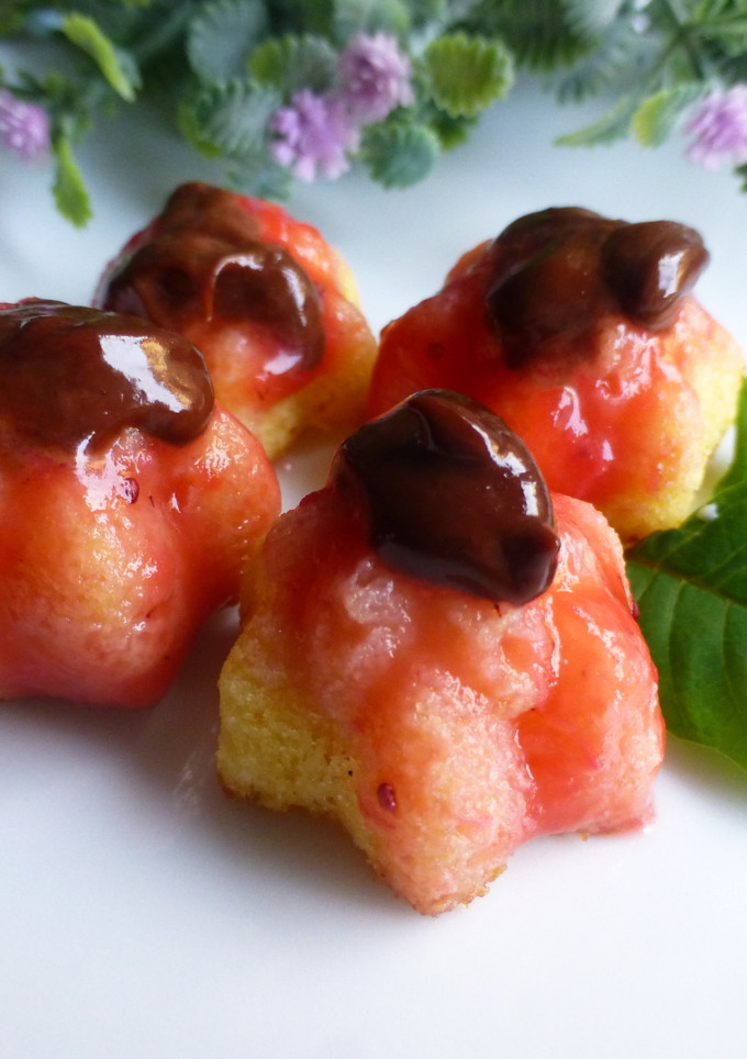 Una foto de Bizcochitos de avellana bañados en frambuesa y chocolate