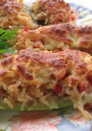 Una foto de Berenjenas y calabacines rellenos de arroz y bacón